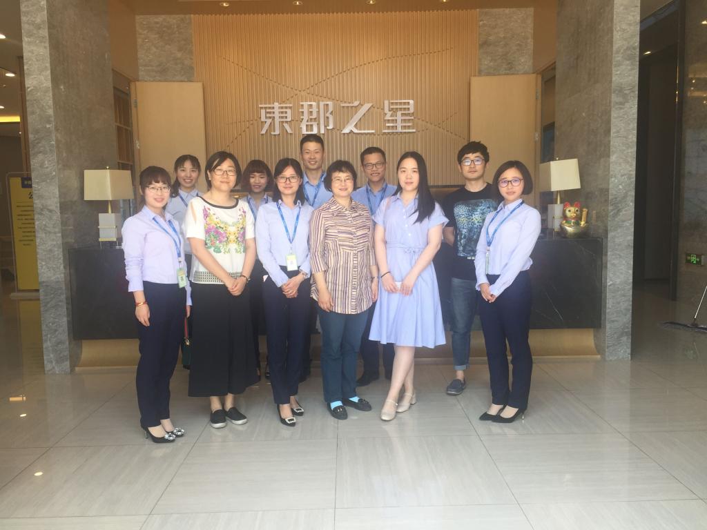 徐书记一行和校友合影留念