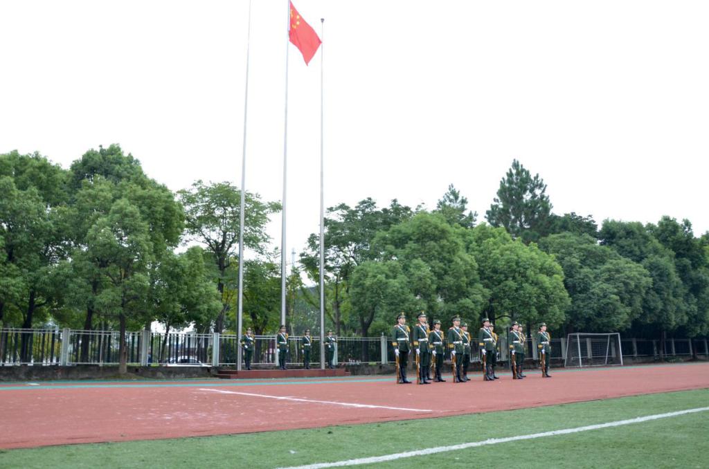 国旗冉冉升起完毕
