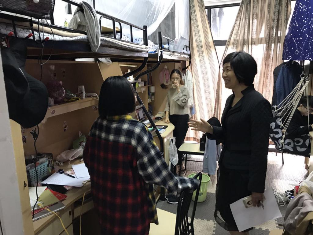 张秋埜老师与学生合影