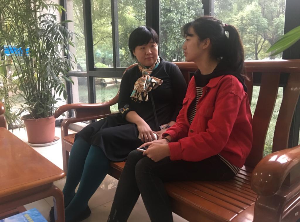 教工党员与困难学生密切交谈