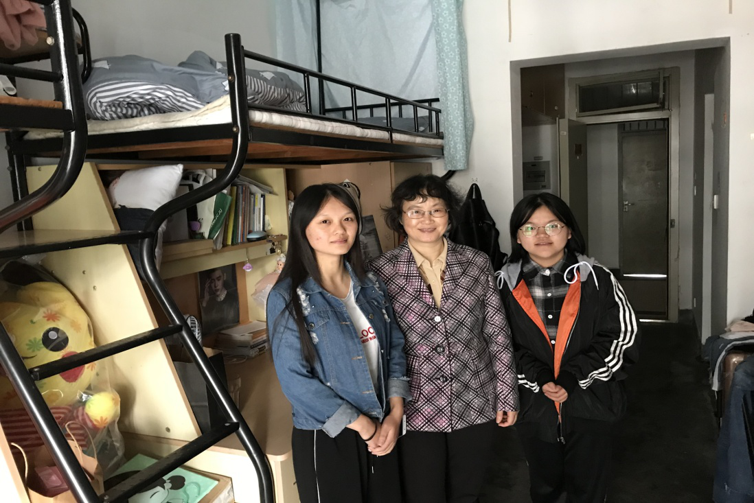 徐晓玲书记与同学合影